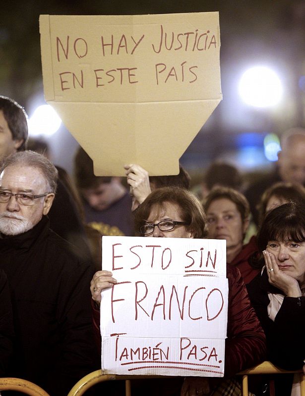 Un grupo de ciudadanos muestra su rechazo a la declaración de no culpable de Camps y Costa