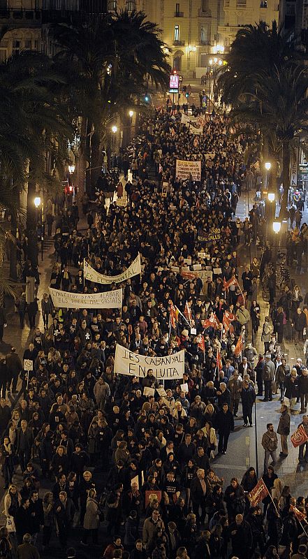 Miles de personas marchan en Valencia contra los recortes