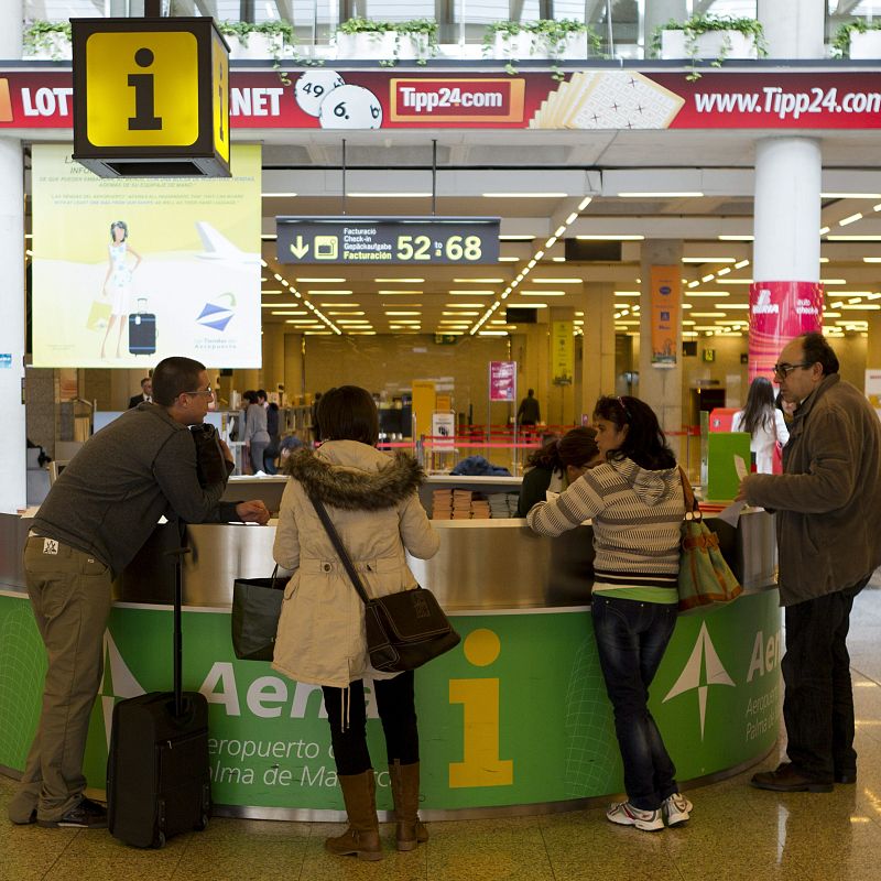 DECENAS DE CLIENTES DE SPANAIR BUSCAN ALTERNATIVAS EN EL AEROPUERTO DE PALMA