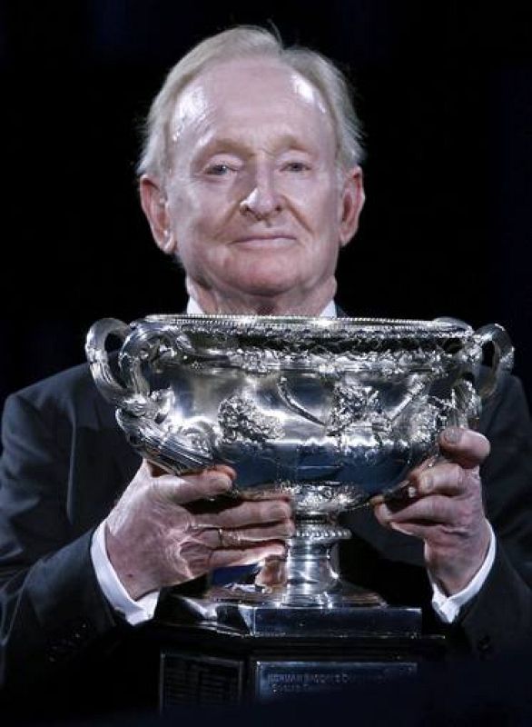 Rod Laver, el legendario jugador de tenis australiano de los sesenta y setenta, presenta el trofeo del Open de Australia