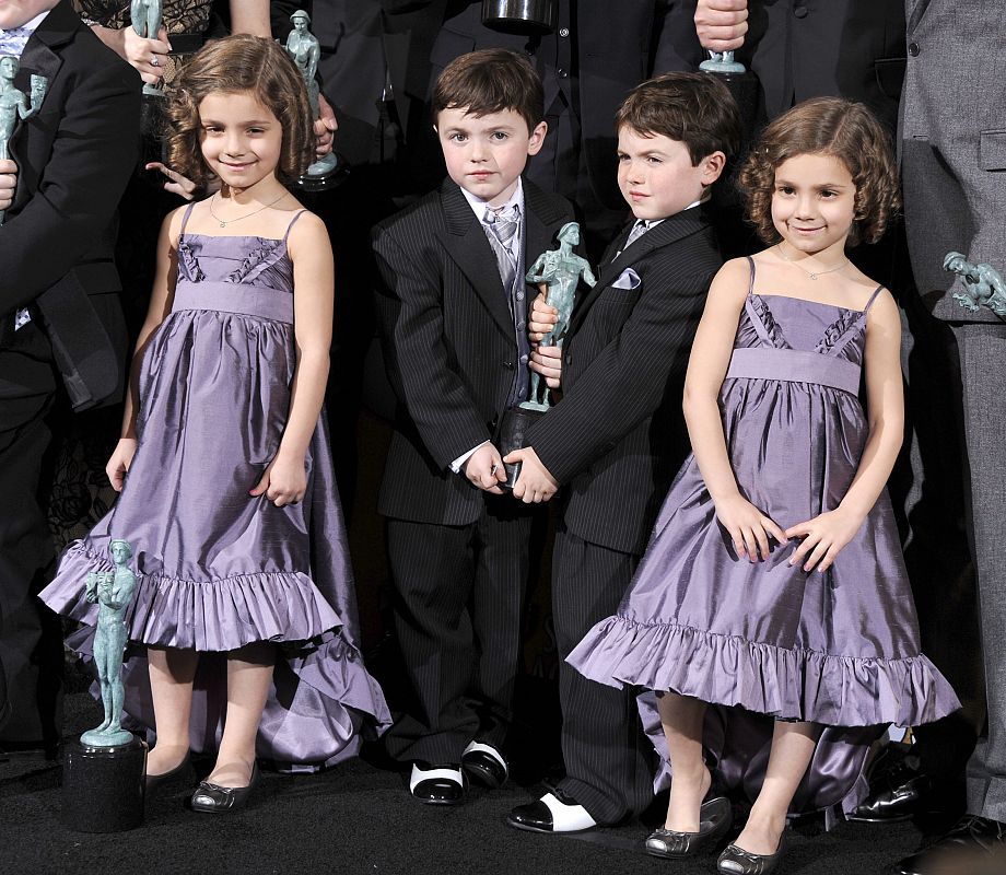 Los actores mellizos Brady y Connor Noon (c) posan junto a Lucy y Josie Gallina (i y d) con el premio a mejor reparto en una serie dramática para televisión por "Boardwalk Empire"