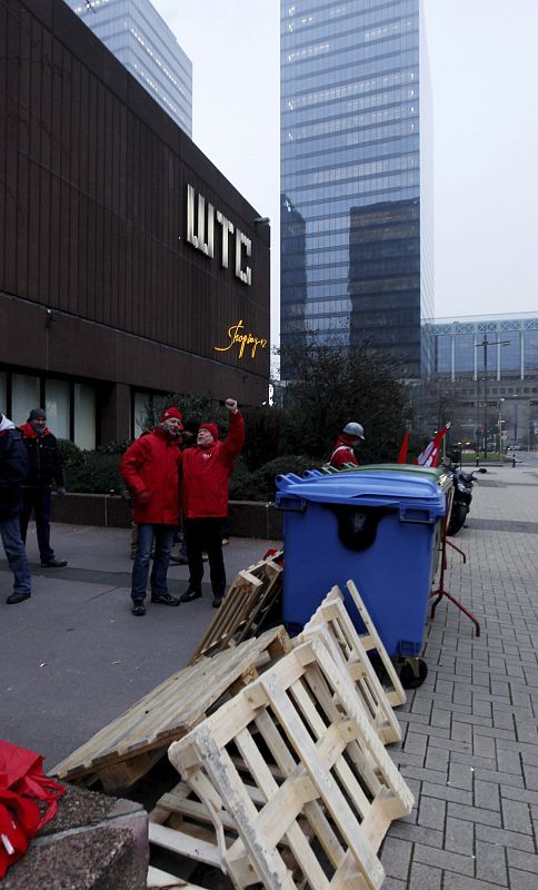 Varios trabajadores en huelga bloquean la entrada de la sede de WTC en Bruselas