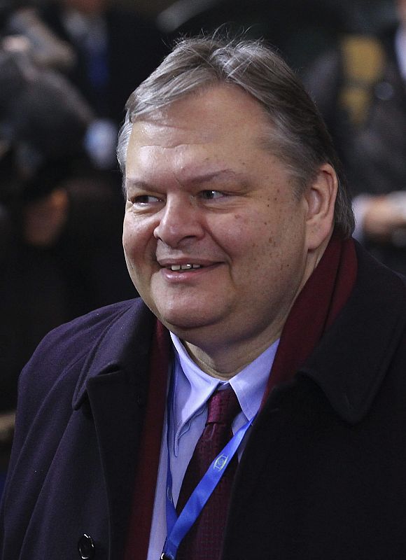 El ministro griego de Finanzas, Evangelos Venizelos, atiende a los periodistas a su llegada a la cumbre de jefes de Estado y Gobierno de la Unión Europea