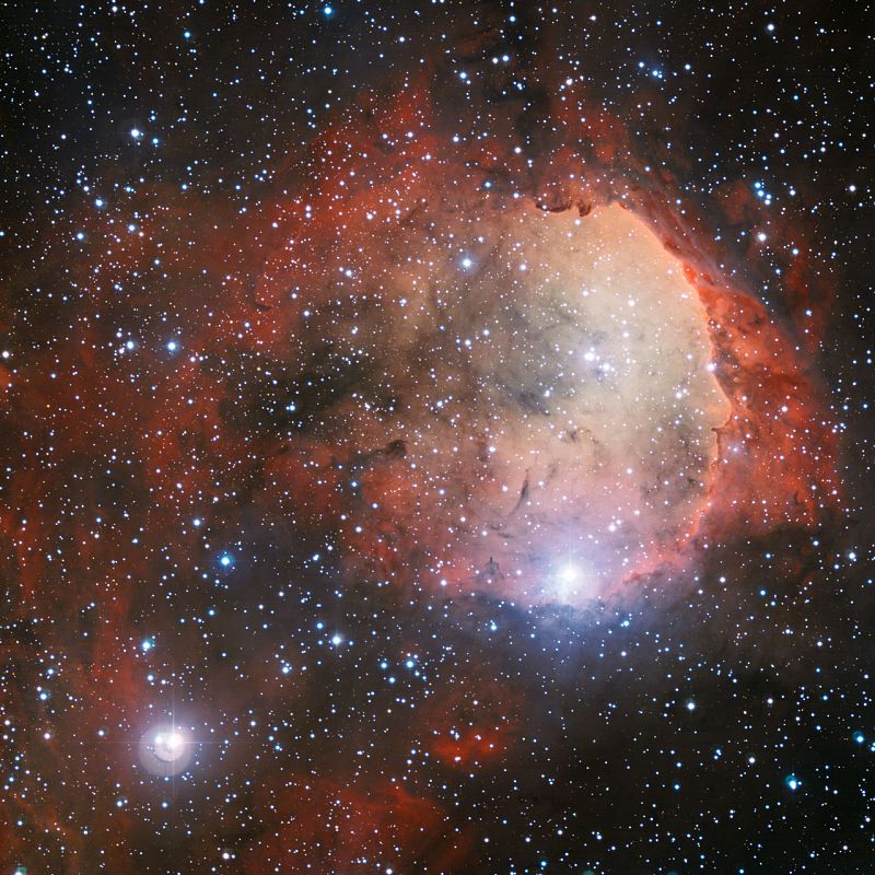 Esta nueva imagen muestra una guardería de estrellas llamada NGC 3324, una nebulosa con forma de rostro de perfil. Fue tomada utilizando el instrumento Wide Field Imager instalado en el telescopio MPG/ESO de 2,2 metros de ESO, en el observatorio de