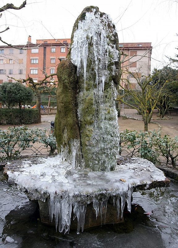 La ola de frío ha helado el agua de esta fuente de la localidad tarraconense de Prades