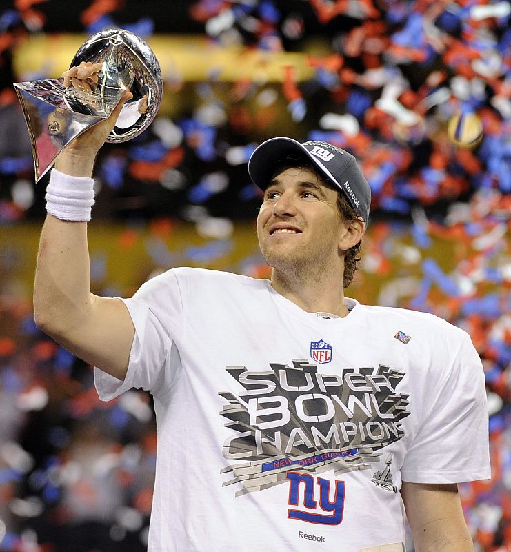 Eli Manning levanta la copa Vince Lombardi después de derrotar a los Patriots de Nueva Inglaterra