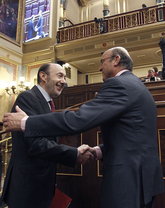 El ministro de Economía saluda al nuevo secretario general del PSOE