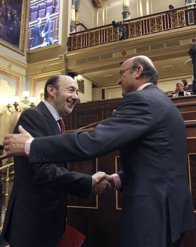 El ministro de Economía saluda al nuevo secretario general del PSOE