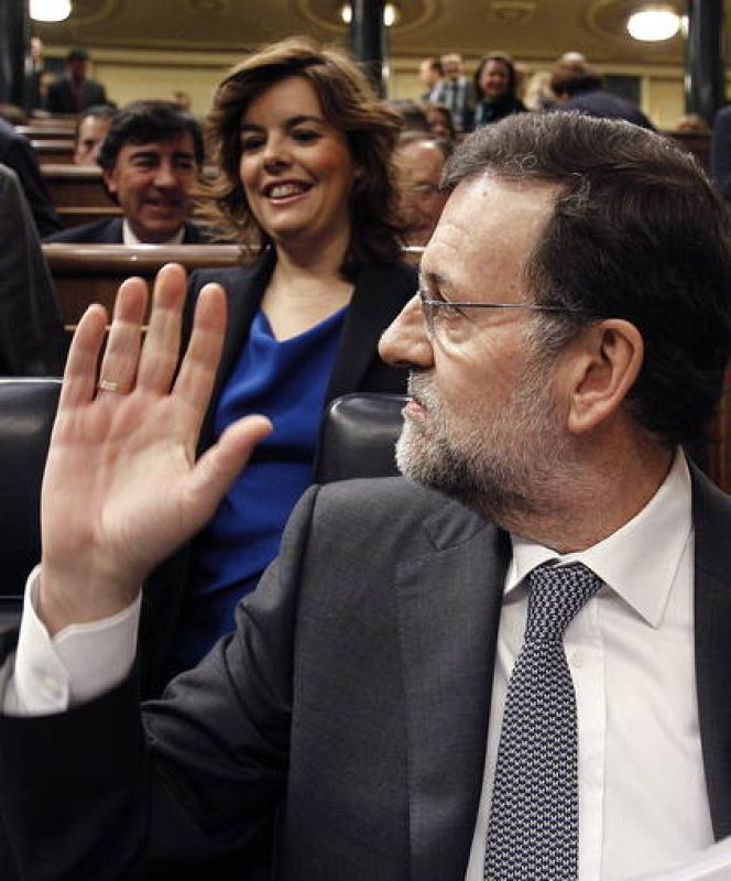 El presidente del Gobierno junto a la vicepresidenta a su llegada al Congreso