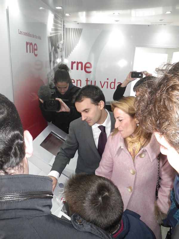 La exposición itinerante con la que RNE celebra sus tres cuartos de siglo ha visitado Cáceres este sábado con récord de asistencia: 1417 cacereños la han disfrutado.