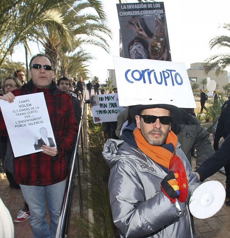 Los manifestantes han exhibido pancartas en contra de Camps, que fue absuelto en la rama valenciana de los trajes de Gürtel.