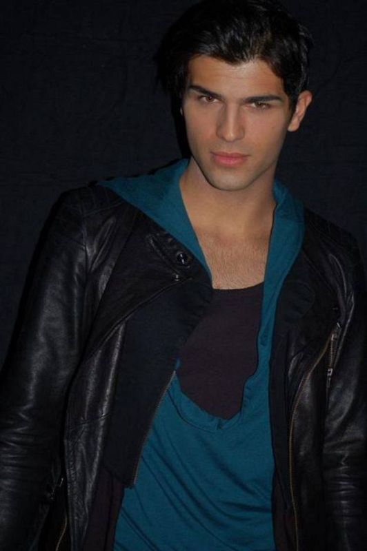 Nacido en la ciudad iraní de Shiraz en 1987, Tooji vive en Noruega desde que tenía un año