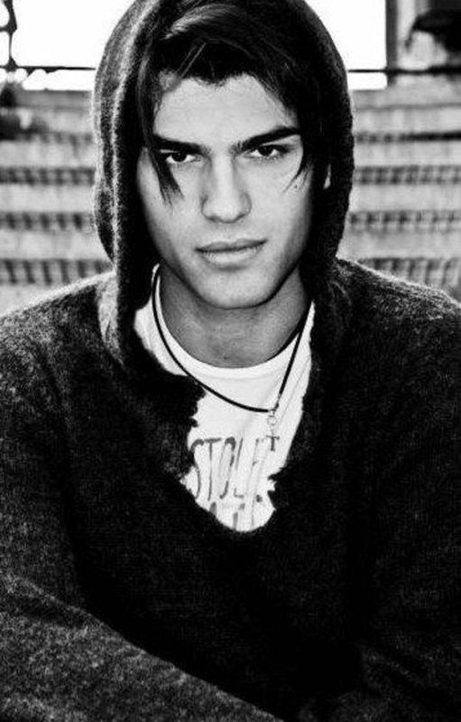 Con apenas 16 años comenzó a trabajar como modelo y, posteriormente, ha compaginado su labor como presentador de programas musicales y cantante con su trabajo como educador social, ayudando a niños y adolescentes inmigrantes en situación de exclusió