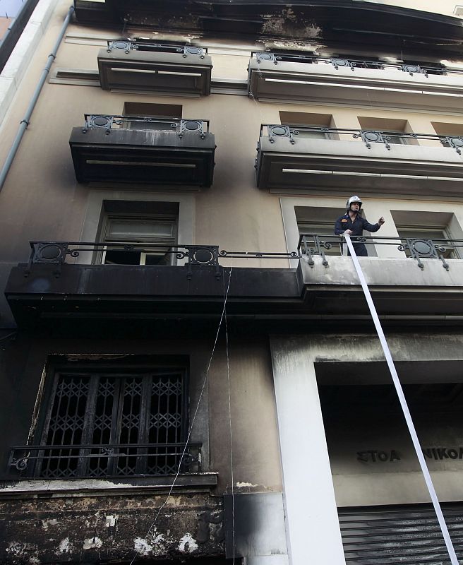 Los bomberos no han dado abasto para apagar sofocar los incendios en más de 40 edificios.