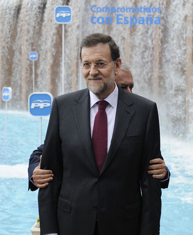 El presidente del PP Andaluz, Javier Arenas, detrás de Mariano Rajoy