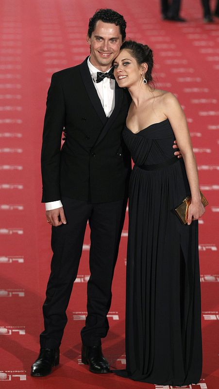 Paco León posa sonriente junto a su hermana María León.