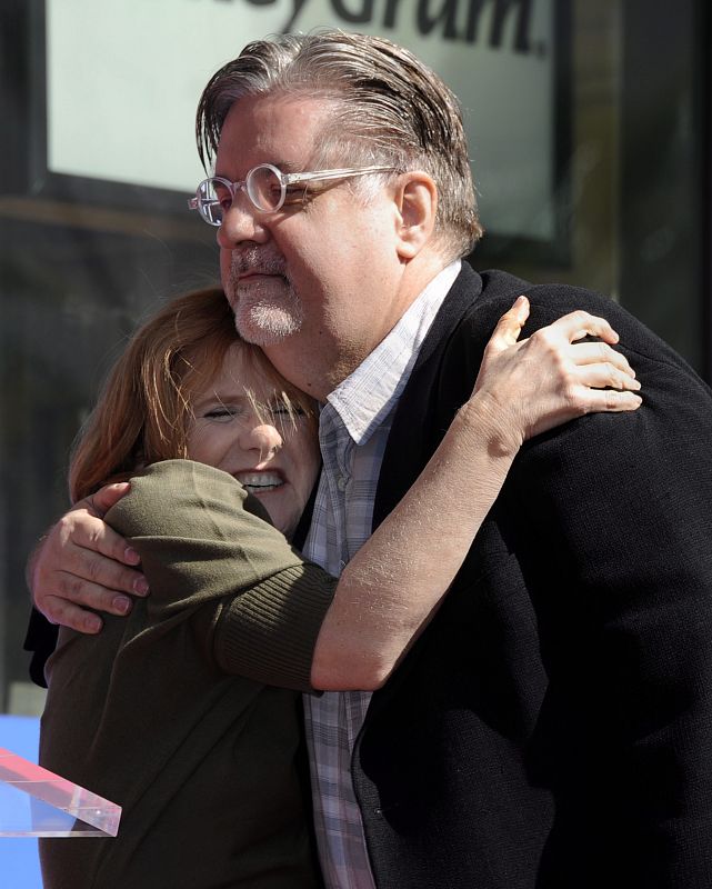 La actriz estadounidense Nancy Cartwright (voz de Bart Simpson) abrazada a Matt Groening