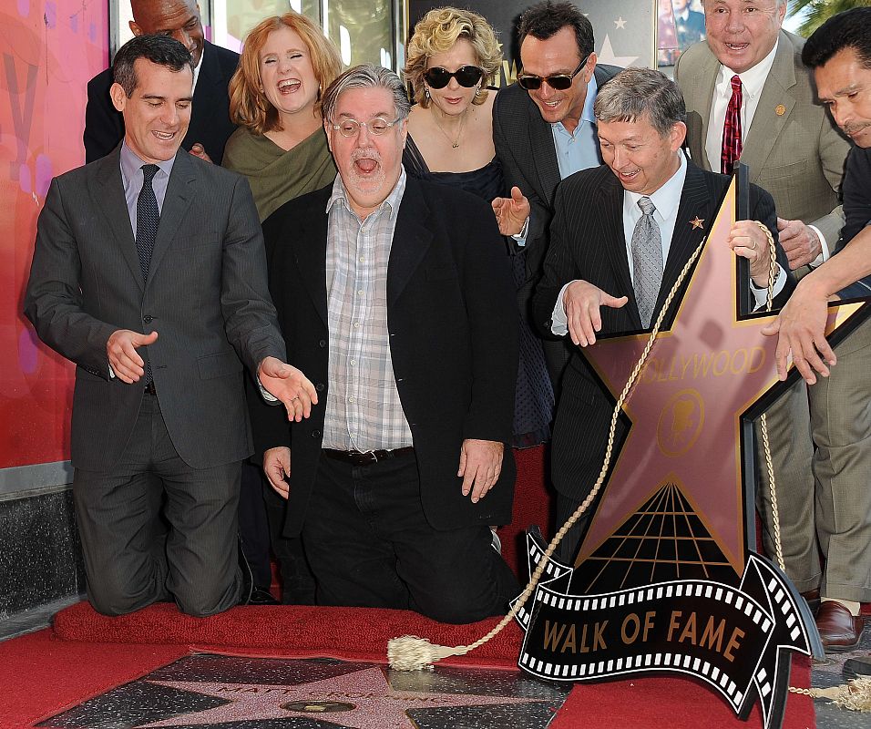 Matt Groening, sorprendido, al descubrir su estrella en el Paseo de la Fama de Hollywood