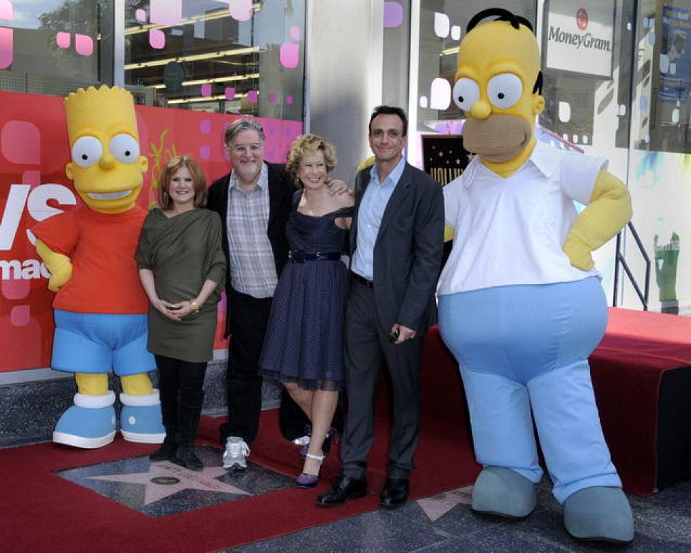 Bart y Homert Simpson posan junto a los actores Nancy Cartwright (voz de Bart Simpson) (2-i), Yeardley Smith (voz de Lisa Simpson) (3-d) y Hank Azaria (voz de Moe y el jefe Wiggum) y el productor y dibujante Matt Groening (3-i) 