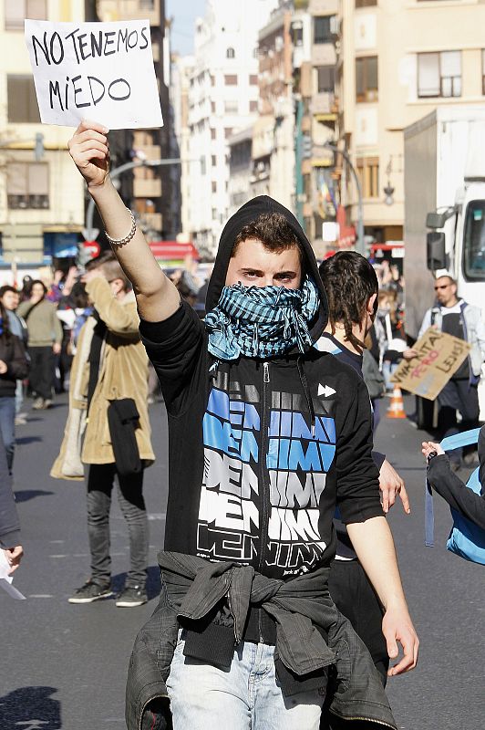 Uno de los manifestantes porta un cartel en el que se puede leer que "no tenemos miedo".