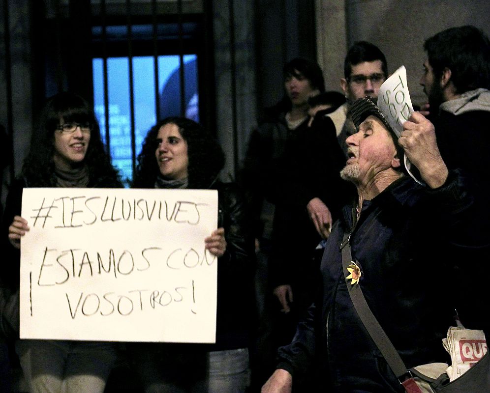 UNOS DOSCIENTOS JÓVENES EXPRESAN EN SOL SU SOLIDARIDAD CON EL IES LLUIS VIVES