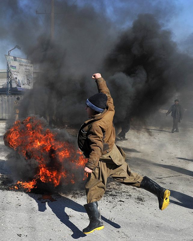 Un joven afgano grita lemas contra EE.UU. en la protesta de Kabul
