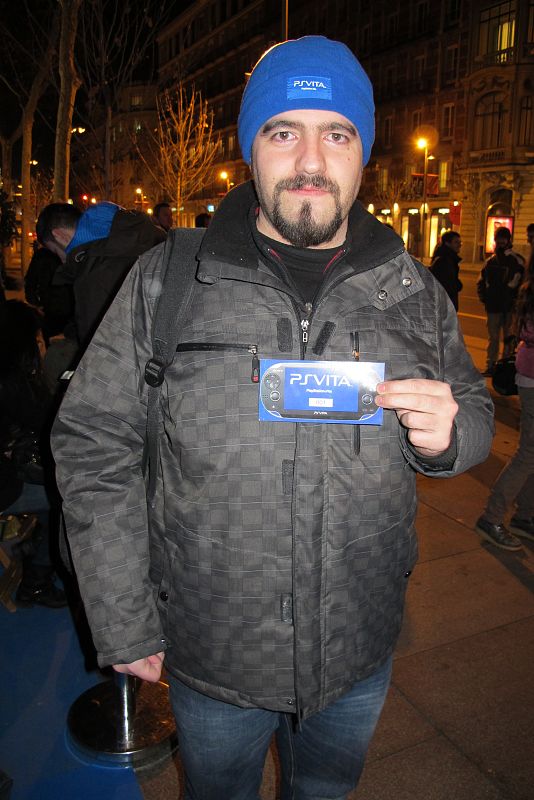 Faustino Jiménez posa orgulloso con el número 1 que le acredita como la primera persona en poder adquirir la PS Vita en la tienda de Sony en Madrid
