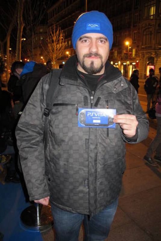 Faustino Jiménez posa orgulloso con el número 1 que le acredita como la primera persona en poder adquirir la PS Vita en la tienda de Sony en Madrid