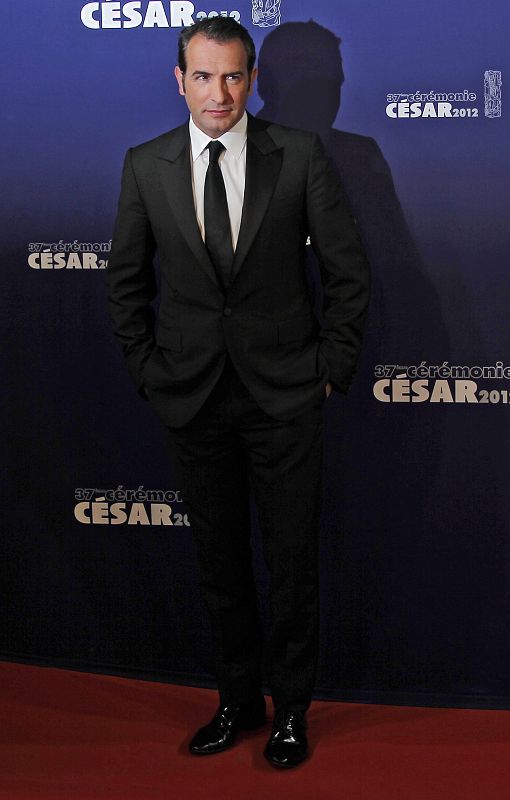 El actor francés Jean Dujardin posa a su llegada al teatro Chatelet de París hoy, viernes 24 de febrero de 2012.