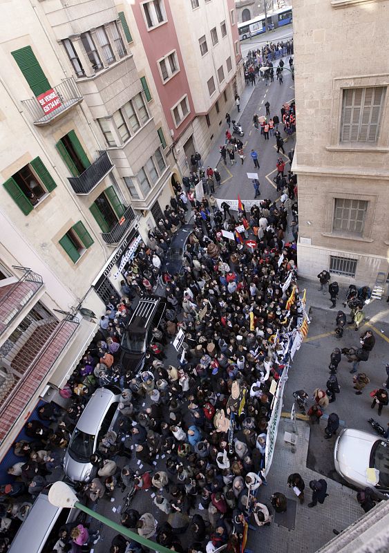 Concentración antimonárquica el día de la declaración de Urdangarin