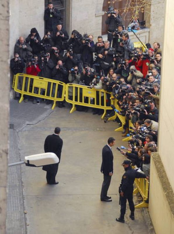 Numerosos periodistas esperan la llegada del duque de Palma