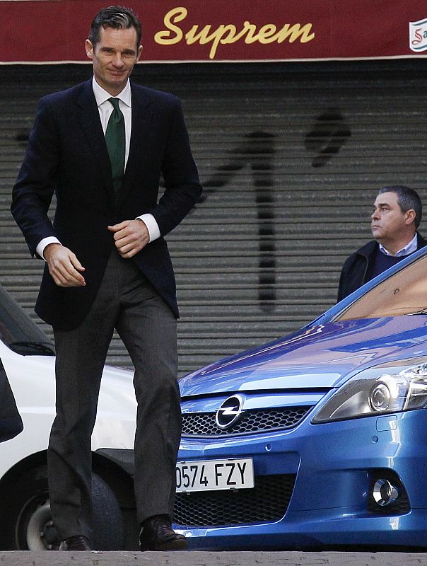 Urdangarin arrives for questioning over corruption allegations at a court in Palma de Mallorca