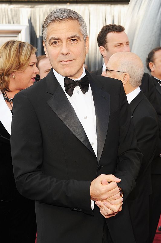 George Clooney en la alfombra roja de los Oscar 2012.