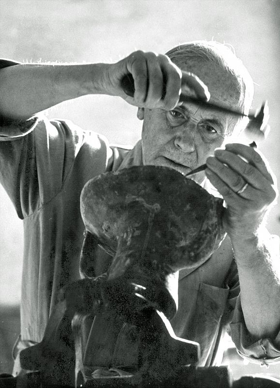 Joan Miró trabajando en una escultura en los talleres de la Fundación Perellada