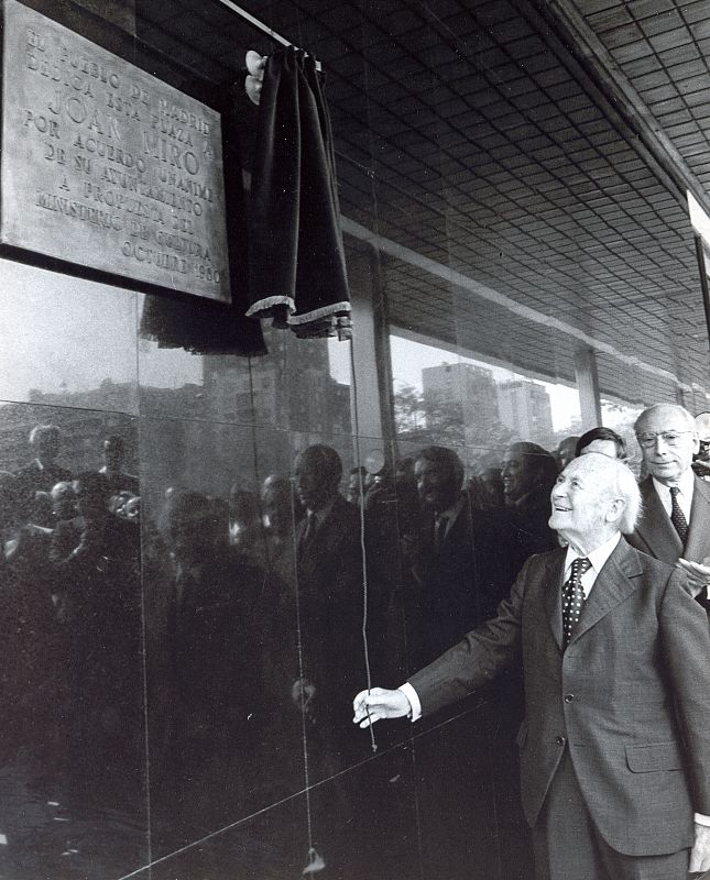 Joan Miró inaugura la plaza que lleva su nombre