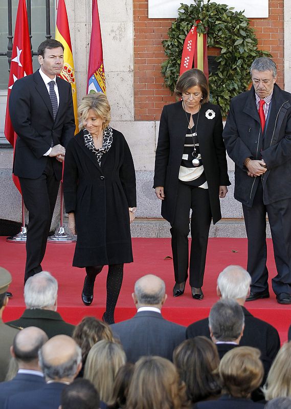 AGUIRRE Y BOTELLA HOMENAJEAN A LAS VÍCTIMAS DEL 11-M CON UNA CORONA DE LAUREL