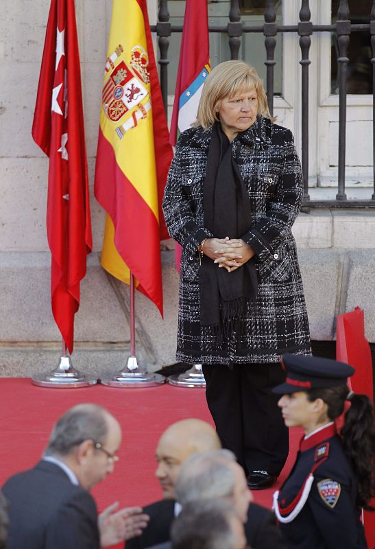AGUIRRE Y BOTELLA HOMENAJEAN A LAS VÍCTIMAS DEL 11-M CON UNA CORONA DE LAUREL
