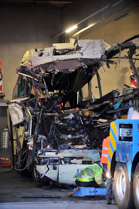 Estado en el que ha quedado el autocar tras chocar contra un lateral del túnel en Suiza