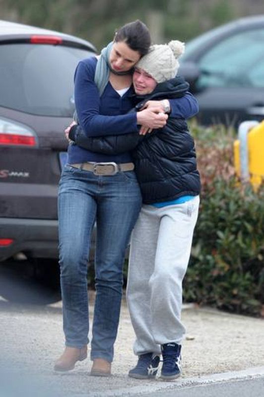  Dos jóvenes lloran por en la puerta del colegio Stekske, en Lommel. 