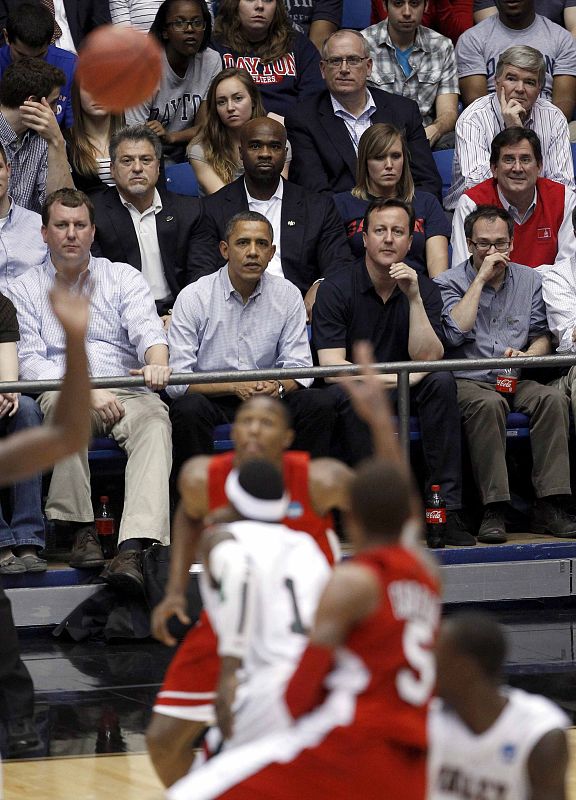 Obama y Cameron ven un partido de baloncesto en Ohio.