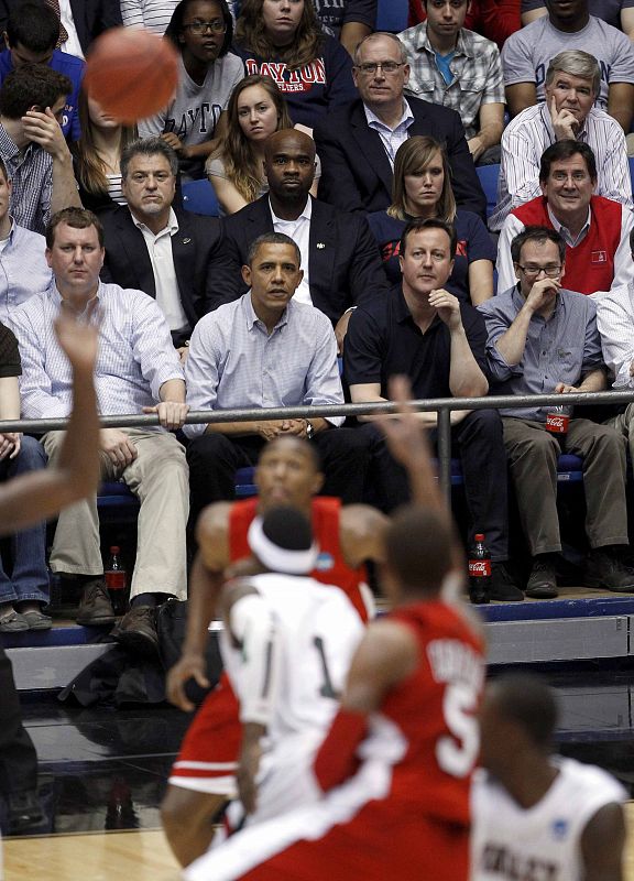 Obama y Cameron ven un partido de baloncesto en Ohio.