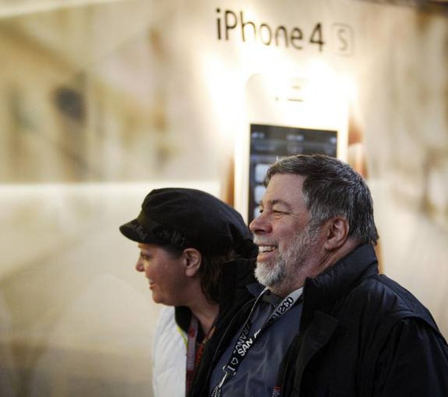El cofundador de Apple Steve Wozniak junto con su mujer, han sido los primeros en la tienda de Apple situada en un centro comercial de Los ángeles para adquirir la nueva tableta. 
