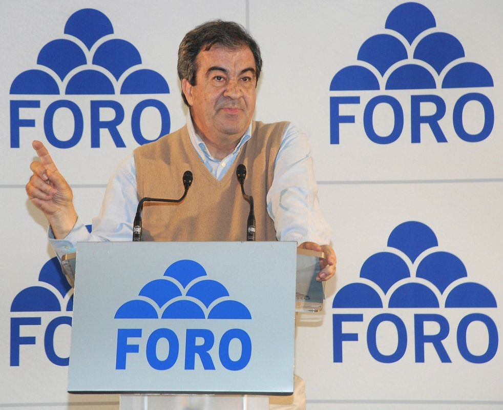 FRANCISCO ÁLVAREZ-CASCOS EN UN MÍTIN EN RIBADESELLA