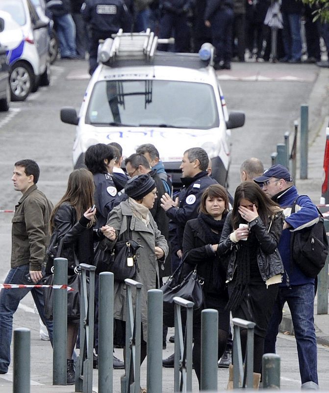 CUATRO MUERTOS EN UN COLEGIO JUDIO DE TOULOUSE