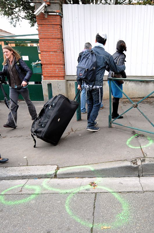 Unos jóvenes en la entrada de la escuela judía donde se ha producido el tiroteo
