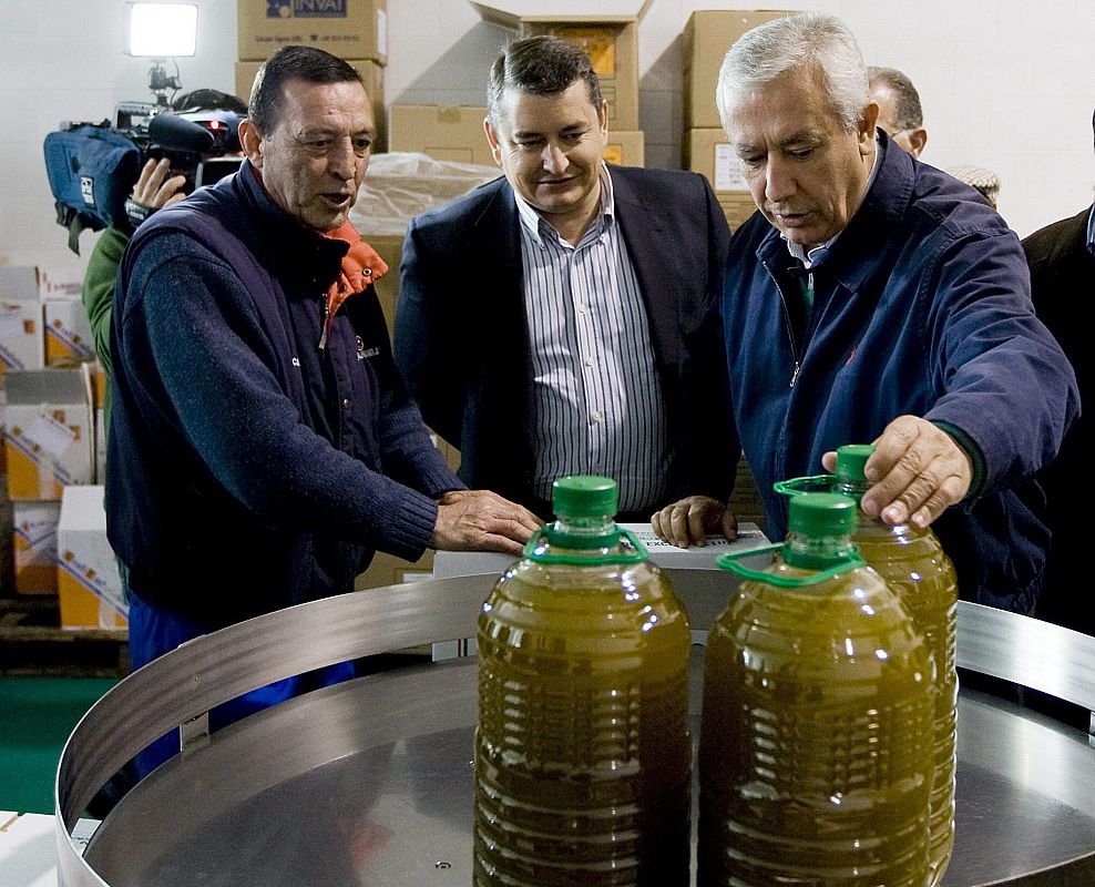 Javier Arenas en una cooperativa oleícola de la localidad gaditana de Olvera