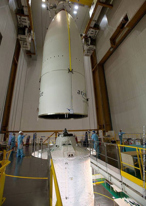 El ATV a punto de ser cubierto con la carena aerodinámica que lo protege durante el despegue