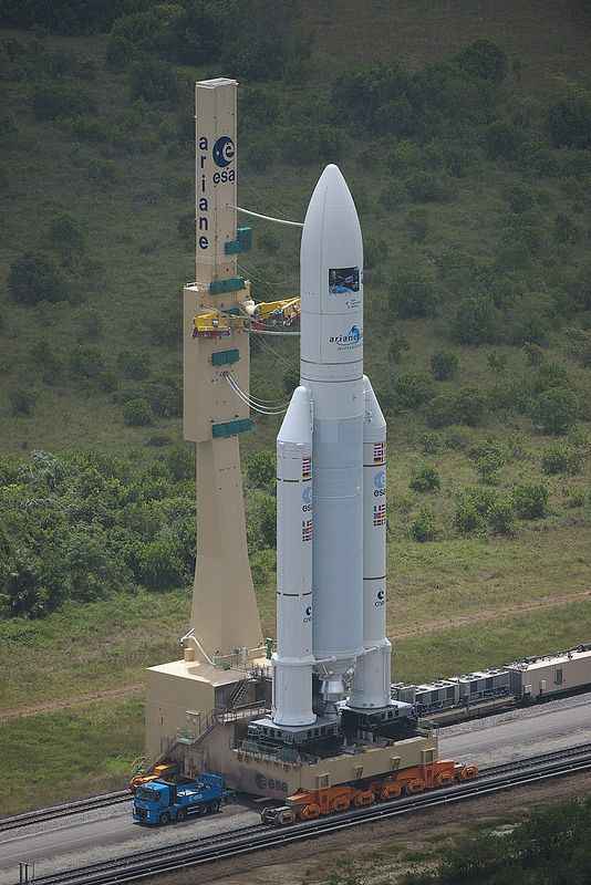 El Ariane 5 con el ATV camino de la plataforma de lanzamiento