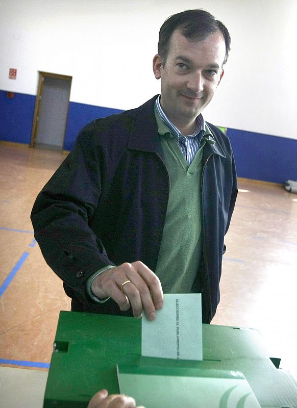 El candidato de UPyD vota en Jerez de la Frontera