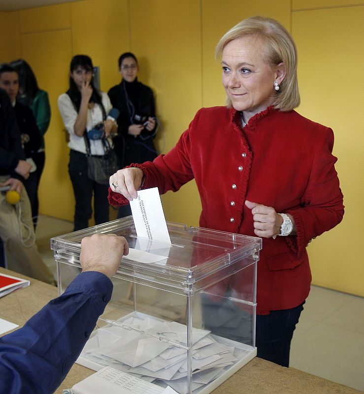 Mercedes Fernández, vota en un colegio de Gijón